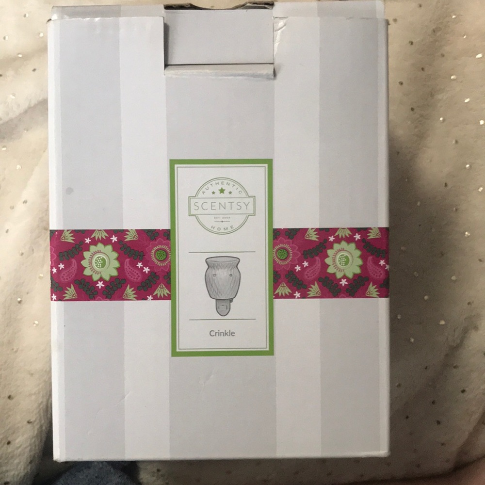 NEW in box Scentsy Crinkle Wall Plug In Wax Warmer
